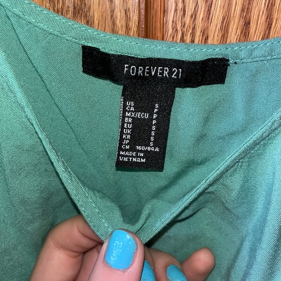 Green flowy spaghetti strap - Picture 3 of 3